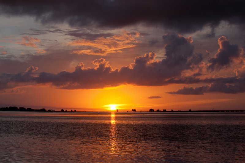 sunrise_20100807_view_over_sunshine_skyway_causeway_dsc04227.jpg